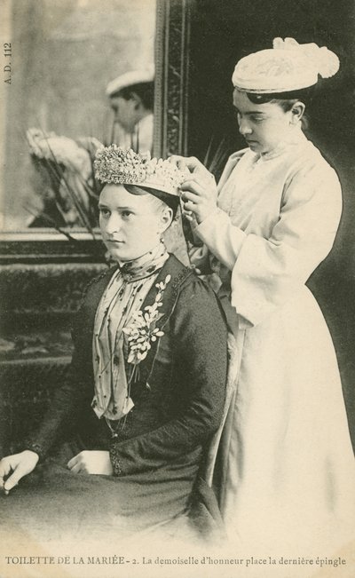 Braut probiert ihren Schleier an von French Photographer